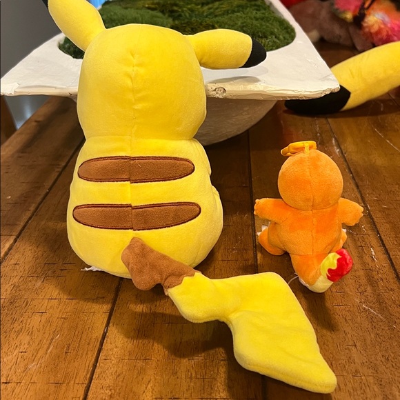 Pikachu & Charmander - Picture 3 of 3
